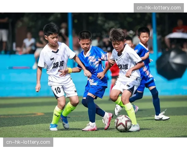 西甲“足球回归街头”活动在多个城市展开,鼓励青少年参与运动 西甲“足球回归街头”活动在多个城市展开,鼓励青少年参与运动