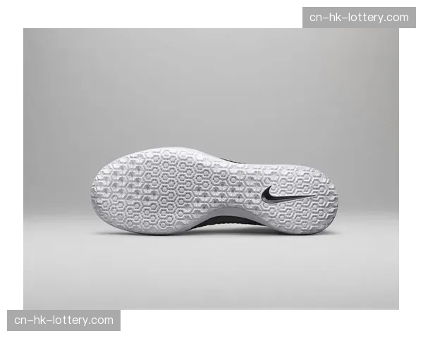 通讯：某运动品牌推出2026新款足球鞋，宣传重点在于提升传中球旋转与精准度