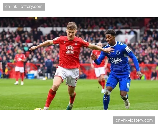 诺丁汉森林依靠后腰保护禁区弧顶，边前卫深度回撤压缩空间