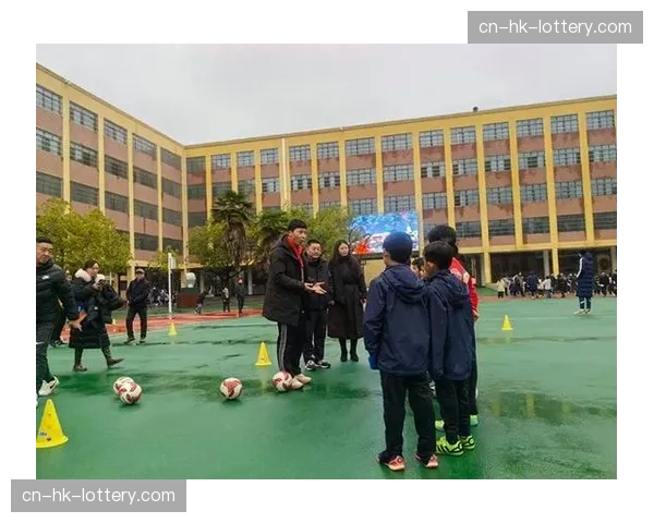 中超俱乐部社区公益活动开展，球员走进校园推广足球运动